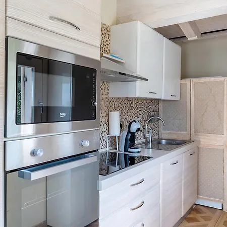 Golden Hill Apartment *