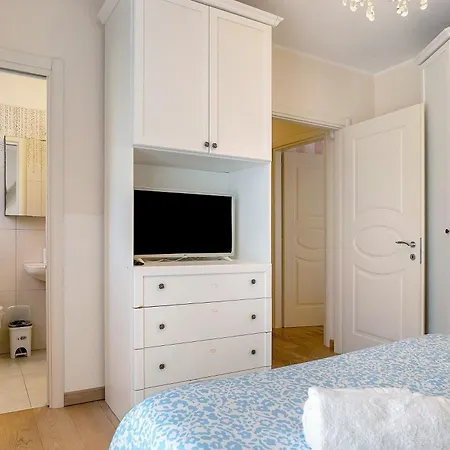 Golden Hill Apartment